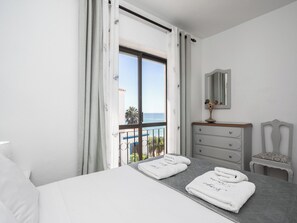 Iron/ironing board, WiFi, bed sheets - Dappan White Apartment, Burgau, Algarve (Burgau)
