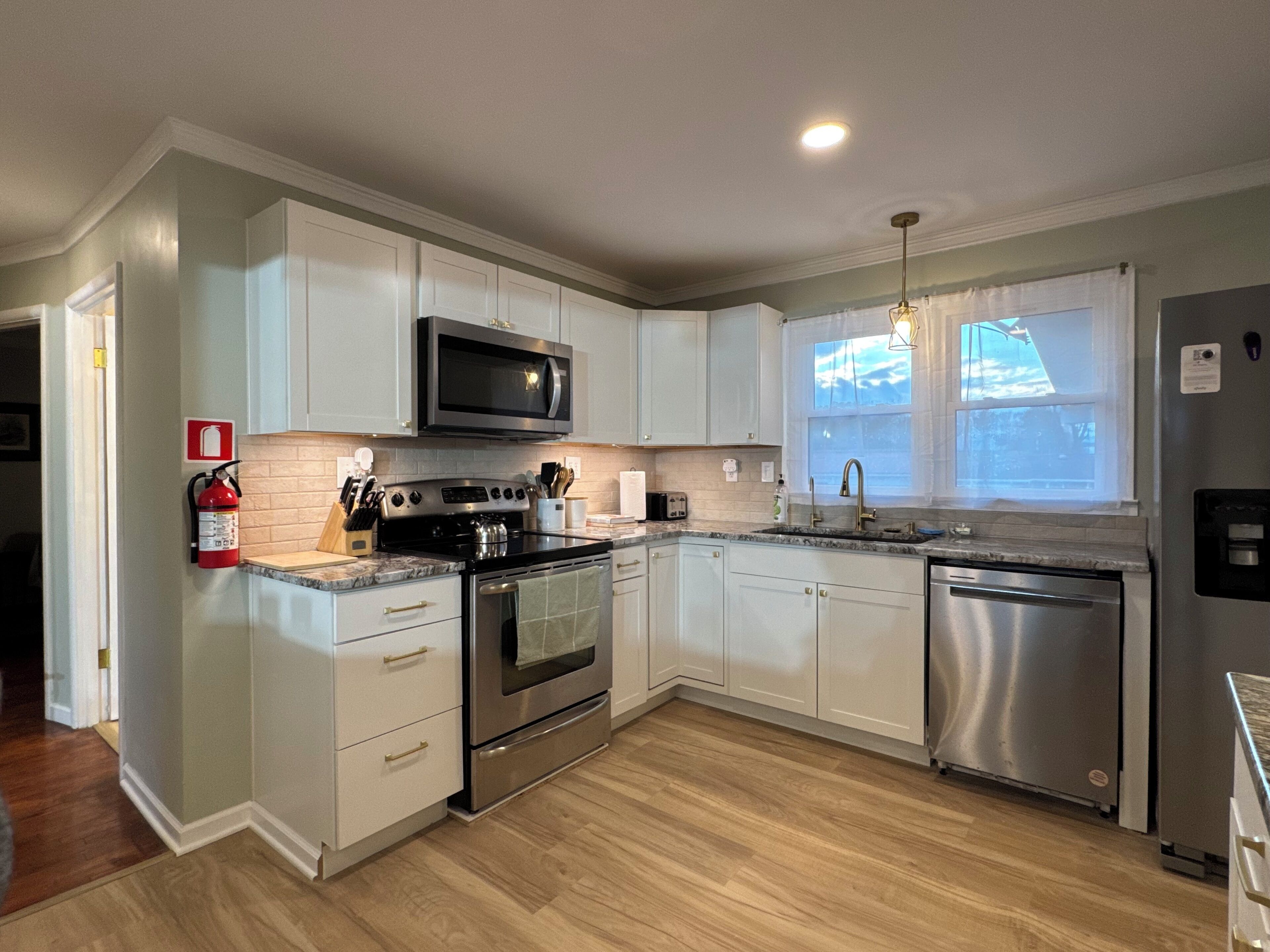 Refrigerador, microondas, horno y parrilla de estufa 