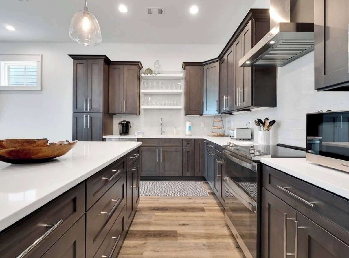 ثلاجة، ميكروويف، موقد طهي مسطح، غسالة أطباق