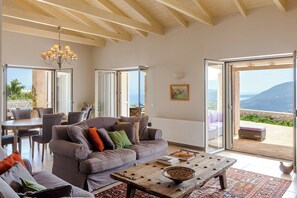 Smart TV, DVD player, stereo - Ortikia - Four Bedroom Villa, Sleeps 8 (Lefkada City)