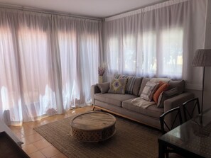 Living area - Apartment with garden. Two minutes walk from the beach (Platja d'Aro)