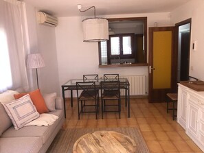 Living area - Apartment with garden. Two minutes walk from the beach (Platja d'Aro)