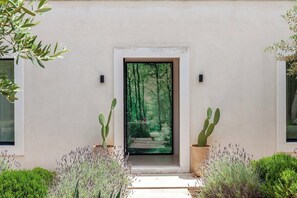 Exterior detail - Trullo Pinnacolo - Six Bedroom Villa, Sleeps 12 (Ostuni)