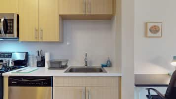 Réfrigérateur, micro-ondes, four, plaque de cuisson