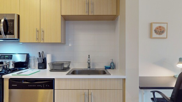 Fridge, microwave, oven, stovetop - 209 bedford (Stamford)