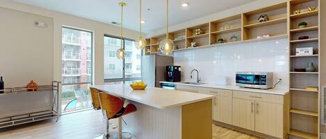 冰箱、微波炉、烤箱、炉灶