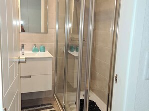 Shower, towels - Latin White Studio, Cabanas de Tavira, Algarve (Cabanas de Tavira)