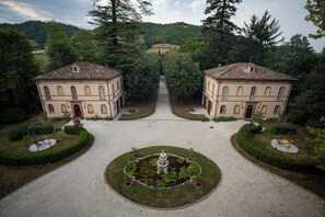 Exterior - Secluded Marche Hillside Retreat — shared pool, estate grounds & alfresco dining (Amandola)