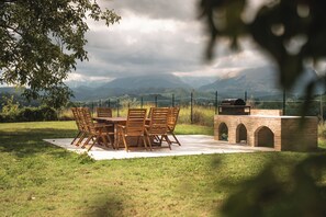 Outdoor dining - Secluded Marche Hillside Retreat — shared pool, estate grounds & alfresco dining (Amandola)