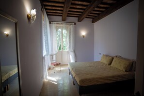 Room - Secluded Marche Hillside Retreat — shared pool, estate grounds & alfresco dining (Amandola)