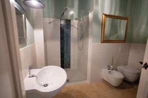 Douche, sèche-cheveux, bidet, serviettes fournies