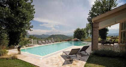Secluded Marche Hillside Retreat â shared pool, estate grounds & alfresco dining