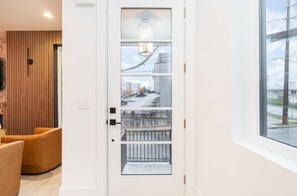 Interior - Fall in Nashville: hot tub, 4BR sleeps 12, garage parking, pet friendly (Nashville)
