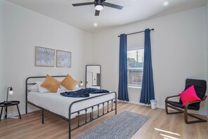 3 bedrooms, iron/ironing board, WiFi, bed sheets - Pristine 3 BR/ 2BA Abode Close to Lovely Downtown! (San Antonio)