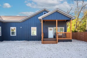 Exterior - Pristine 3 BR/ 2BA Abode Close to Lovely Downtown! (San Antonio)