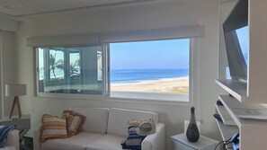 Smart TV - 2 Bedroom Ocean Front Condo. 180º ocean views, steps from the beach and pool. (Bajos de Chila)
