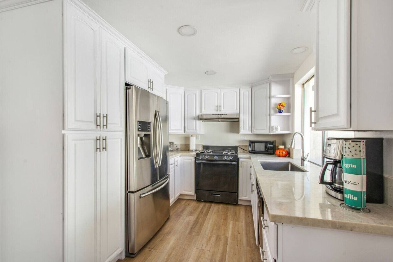 Frigorífico, microondas, horno y placa de cocina