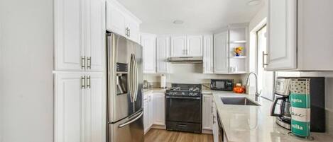 Frigorífico, microondas, horno y placa de cocina