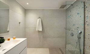 Dusche, umweltfreundliche Kosmetikartikel, Haartrockner, Handtücher