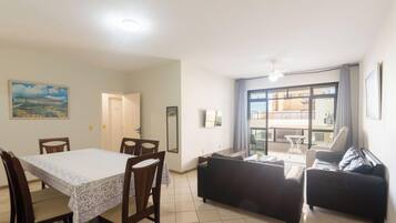 Apartamento básico | Área de estar | TV