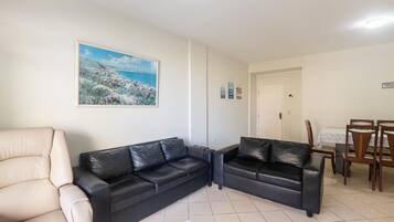 Apartamento básico | Área de estar | TV