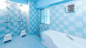 Een haardroger, handdoeken