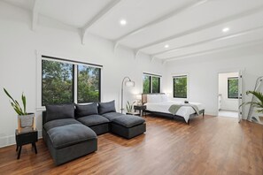 2 bedrooms, iron/ironing board, free WiFi, bed sheets - Central extended stay cottage with a modern charm (Newberg)