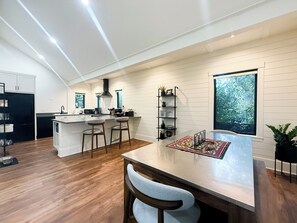 Private kitchen - Beautifully renovated cottage with classic charm (Newberg)