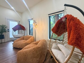 Living area - Beautifully renovated cottage with classic charm (Newberg)