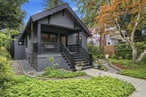 Exterior - Central extended stay cottage with a modern charm (Newberg)