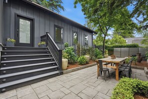Outdoor dining - Central extended stay cottage with a modern charm (Newberg)