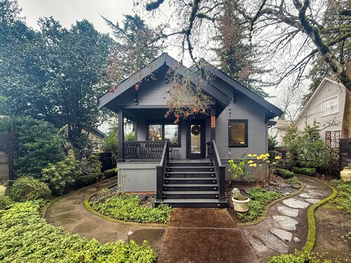 Central extended stay cottage with a modern charm