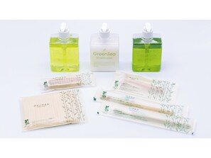 Een haardroger, handdoeken