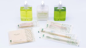 Een haardroger, handdoeken