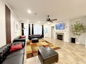 Smart TV, fireplace, stereo - Huge modern 6br house with a game room and a pool! (Conroe)