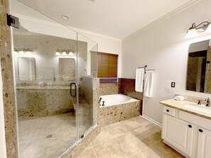 Dusche, Whirlpool, Haartrockner, Handtücher