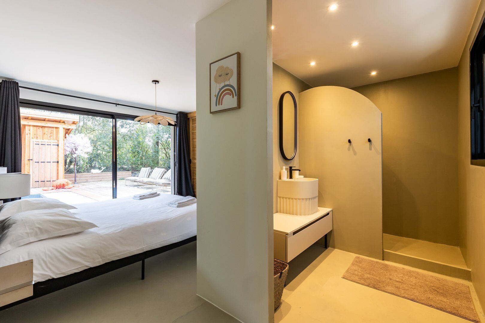5 bedrooms, desk, iron/ironing board, free WiFi