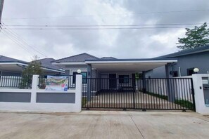 Unclassified image, 2 of 18, button - We House - Hangdong1 (Hang Dong)