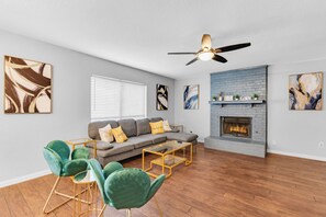 Living area - 5BR 2.5BA Newly upgraded house sleeps 16• (Flower Mound)