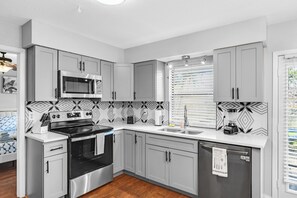 Private kitchen - 5BR 2.5BA Newly upgraded house sleeps 16• (Flower Mound)