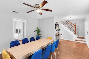 Dining - 5BR 2.5BA Spacious house sleeps 16 (Flower Mound)