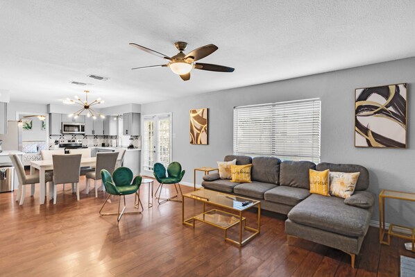 Living area - 5BR 2.5BA Newly upgraded house sleeps 16• (Flower Mound)