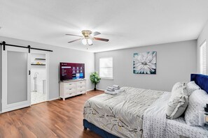 Room - 5BR 2.5BA Newly upgraded house sleeps 16• (Flower Mound)