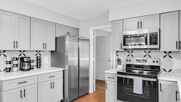 冰箱、微波炉、烤箱、炉灶