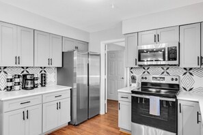 Private kitchen - 5BR 2.5BA Newly upgraded house sleeps 16• (Flower Mound)