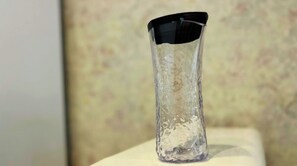 Een haardroger, handdoeken