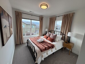 Työpöytä, silitysrauta/-lauta, ilmainen Wi-Fi, vuodevaatteet