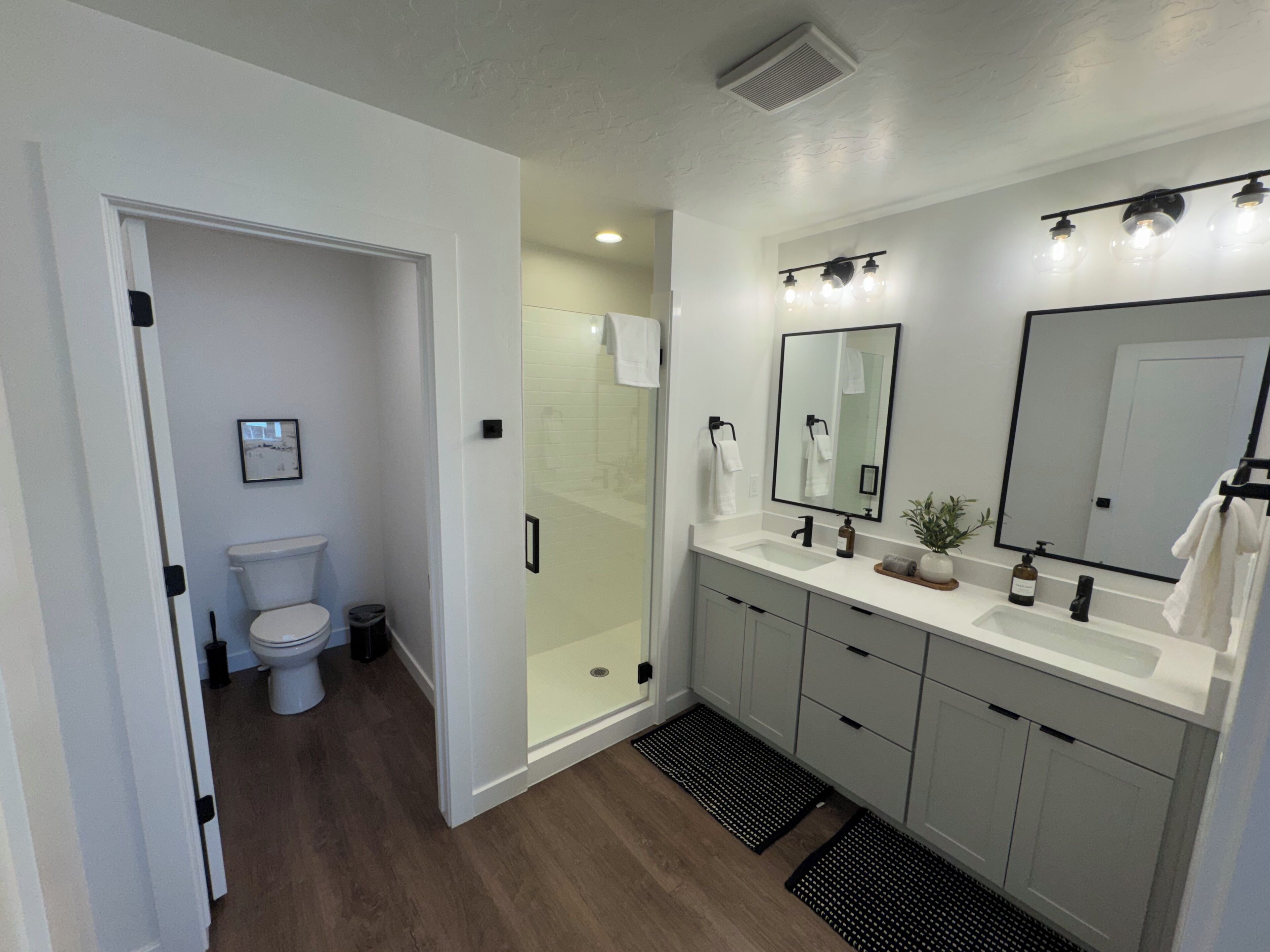 Suihku, hiustenkuivaaja, pyyhkeet, saippua