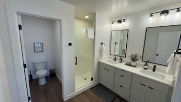 Suihku, hiustenkuivaaja, pyyhkeet, saippua