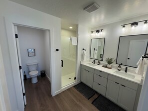 تجهيزات دش، مجففات شعر، مناشف، صابون